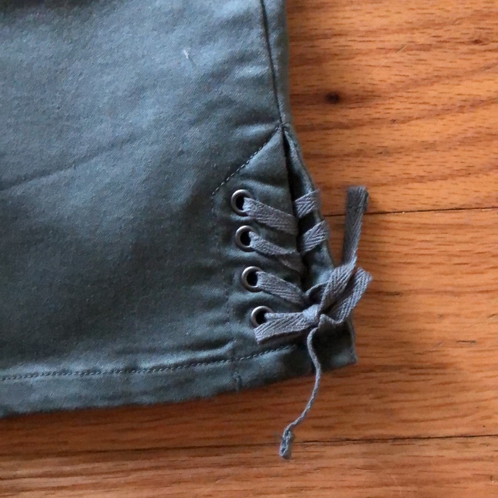 Capris Pants - Picture 3 of 4